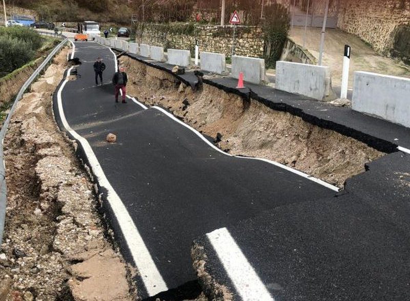 Kush është firma e njohur që e ndërtoi? Rrëshqitja e rrugës në Borsh: KLSH bën lëvizjen e shpejtë dhe firmos me urgjencë urdhrin