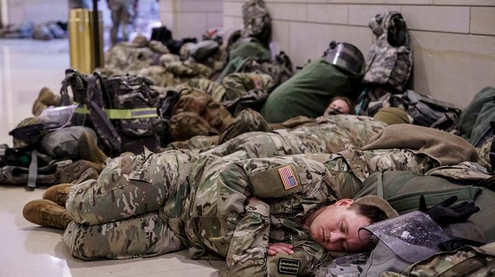 “Gjendje lufte” në SHBA”?! Foto të pabesueshme të ushtarëve të Gardës Kombëtare që e gdhijnë brenda Kongresit amerikan