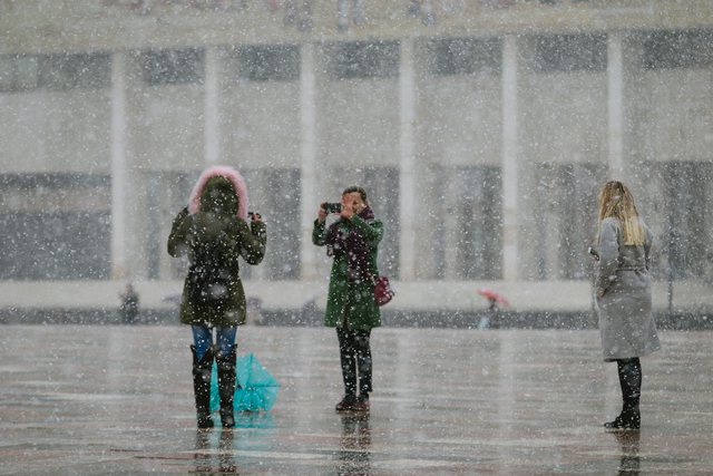 Temperaturat do të ulen deri në -8 gradë: Ja çfarë dite priten reshje bore në Tiranë!