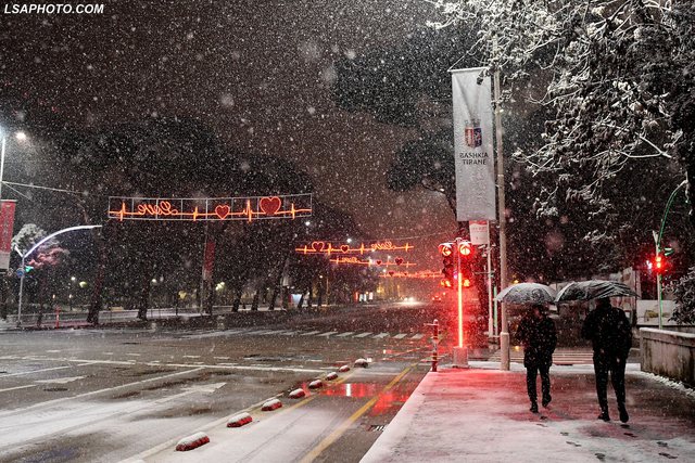 Tirana zgjohet e mbuluar nga bora, pamjet e magjishme që po bëjnë xhiron e rrjetit