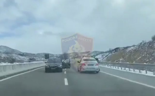 VIDEO/ Çmenduri në autostradën Tiranë-Elbasan! Policia kap shoferin që lëvizte me makinë në sens të kundërt