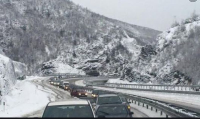 “Asnjë aks nuk është i bllokuar”! Kreu i Emergjencave Civile: Vështirësi lëvizje për shkak të ngricave, drejtuesit pa zinxhira bllokojnë rrugën