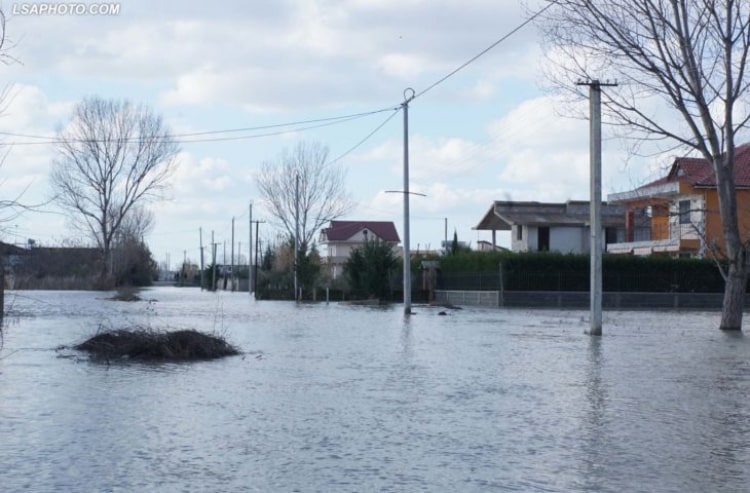 Moti i keq/ 56 shtëpi të përmbytyra dhe 370 hektarë tokë nën ujë në Durrës, evakuohen 2 familje, strehohen te shtëpia e pushimit në Konvaleshencë