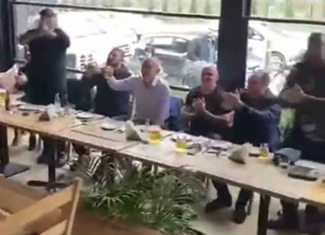 Video/ Vendi ‘zien’ nga situata parazgjedhore: Meta “e djeg” me tifozat e Tiranës, shtrohet me birra