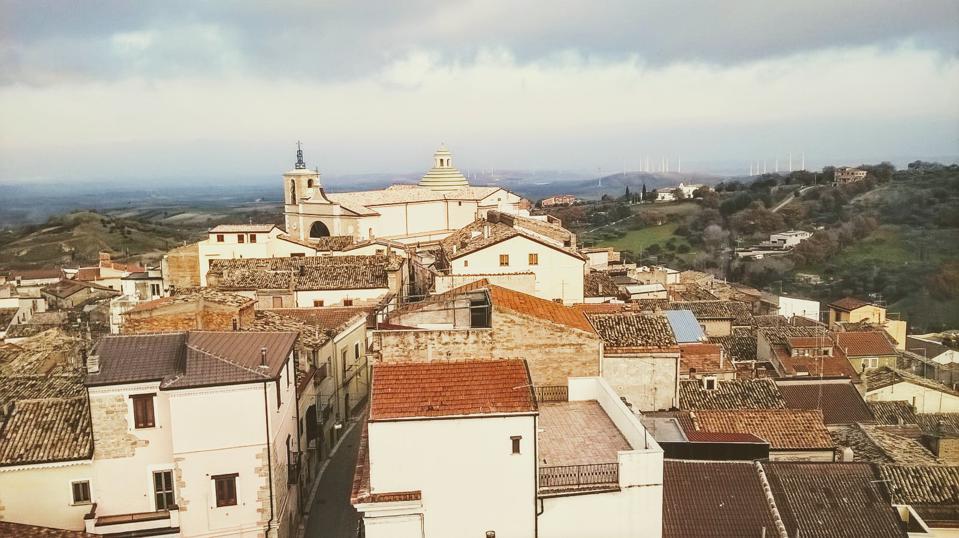 Politika për shpëtimin e botës rurale: Njerëzit nxitojnë të blejnë shtëpi të lira italiane