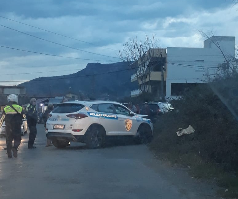 FOTO/ Aksident i pazakontë, makina e policisë përplaset kokë më kokë me mjetin