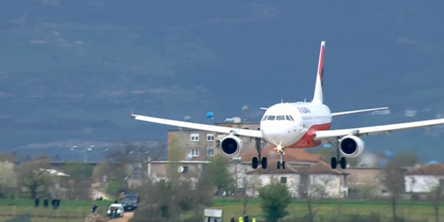 VIDEO/ Rama publikon pamjet, ulet avioni i parë në Aeroportin e ri të Kukësit