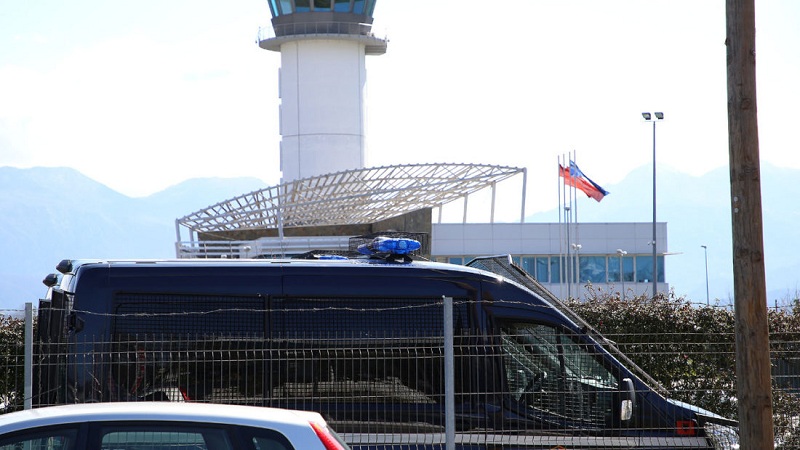 Ish-kreu i Aviacionit Civil shoqërohet në polici: Komunikoi në telefon me të ndaluarit e Rinasit