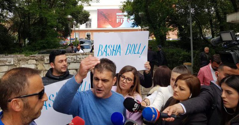 Protestoi para PD kundër Bashës, zbulohet arsyeja pse u eliminua kandidatura për kryetar e Ibsen Elezit