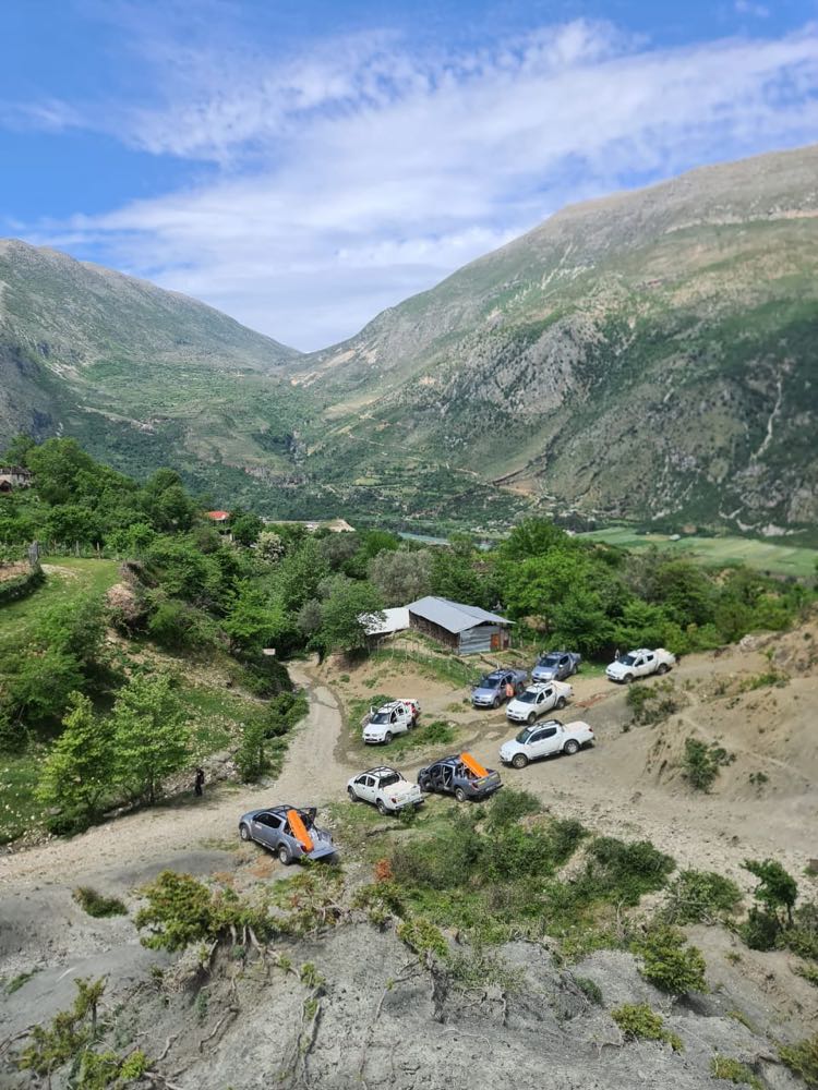 FOTO LAJM/ Makina të kompanisë SHELL në Peshtan, zona ndërkohë është Park Kombëtar