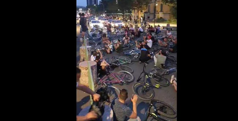 Protestojnë para Ministrisë së Brendshme në kujtim të familjarëve që humbën jetën tragjikisht në aksidentin e sotëm: Ndezin 4 qirinj! Të rinjtë në Tiranë shtrihen në tokë