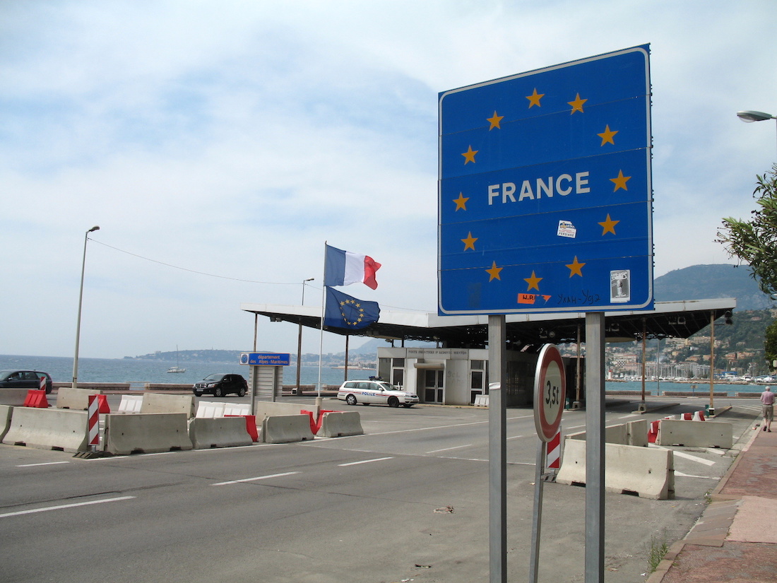 Franca hap pjesërisht kufijtë me Shqipërinë, zbulohen kushtet e udhëtarëve që do të lejohen të udhëtojnë