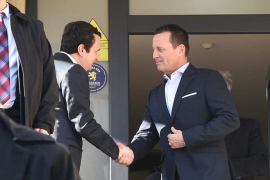 Grenell përkrah protestën: Çmimi i rrymës u rrit se Kurti refuzoi projektin amerikan, e populli u tërbua