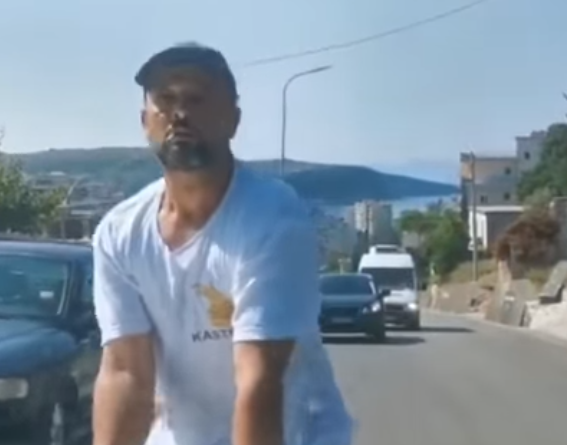 VIDEO/ Një tjetër “Mihal” në Jug të vendit: Largohen nga hoteli të pakënaqur, pronarja i shtrihet para makinës