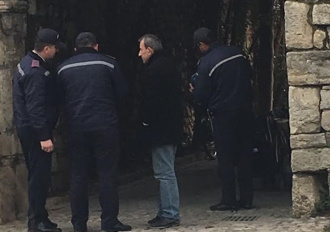 VIDEO/ Policët bashkiakë i marrin kovat me mana tregtarit dhe i vendosin gjobë, ai i ndjek nga pas e rënkon me ngashërim