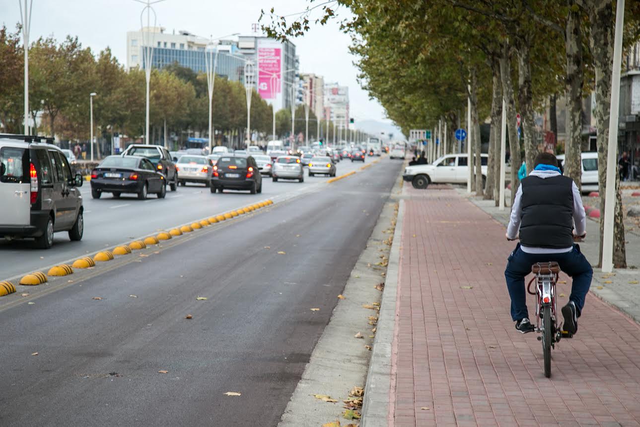 Vendime skandaloze të lobuara nga lokalet dhe lavazhet! Kangjellat anash rrugëve, Veliaj: Mbrojnë jetë njerëzish, gjykata na urdhëron t’i heqim,