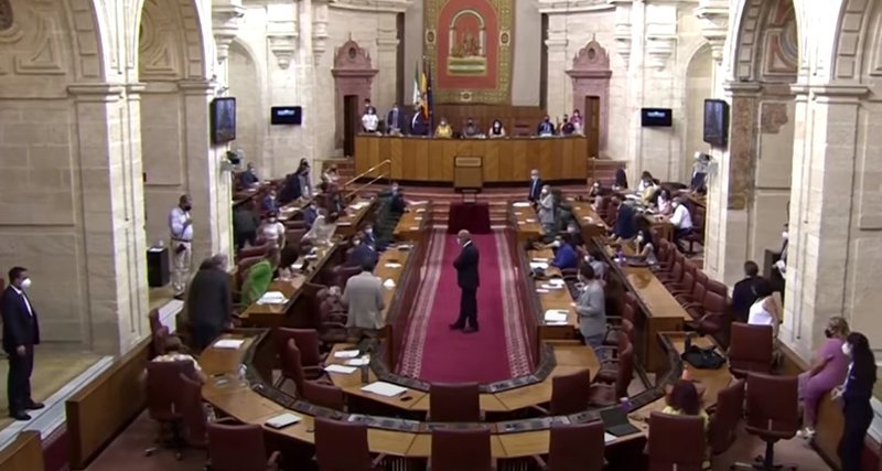 VIDEO/ Miu hyn në Parlament dhe ‘ngre në këmbë’ deputetët: Publikon pamjet që po qarkullojnë me shpejtësi në rrjet