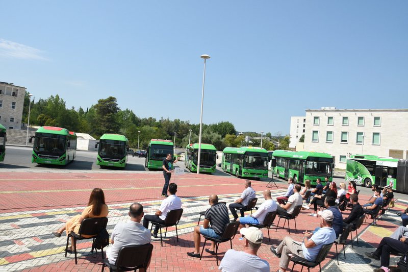 Prezantohet flotën e parë e autobusëve hibridë dhe elektrikë në Tiranë: Ja kur do të futen në qarkullim!