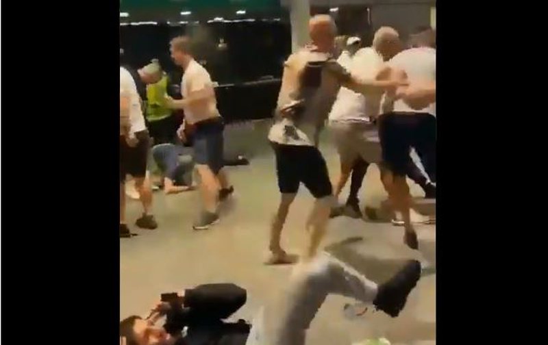 VIDEO/ Çmenden tifozët anglezë! Nuk u del inati dhe rrahin keq italianët kur dilnin nga Wembli, policia bënë “tifozllik”: Shikoni përleshjen e pazakontë që ka ndodhur!