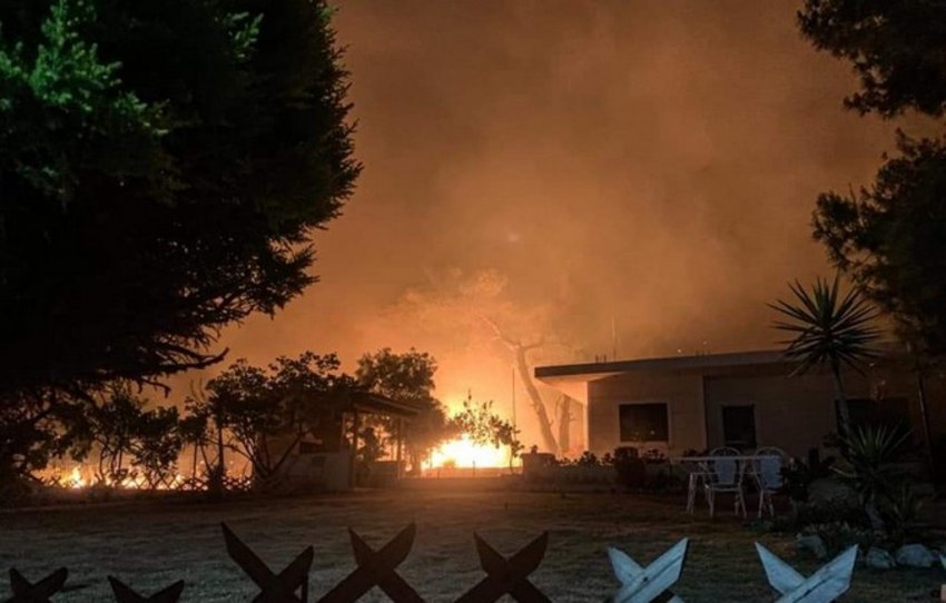 VIDEO/ Alarm në Greqi, qindra shtëpi përfshihen nga flakët