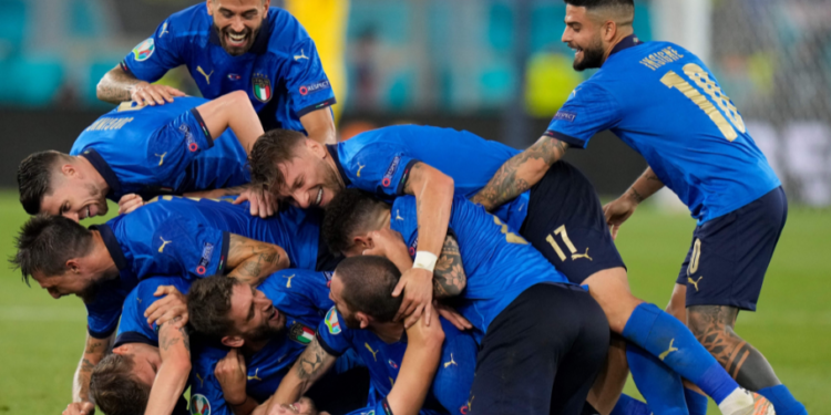 Itali kujdes! Anglia në finale ka në favor erën (politike)!