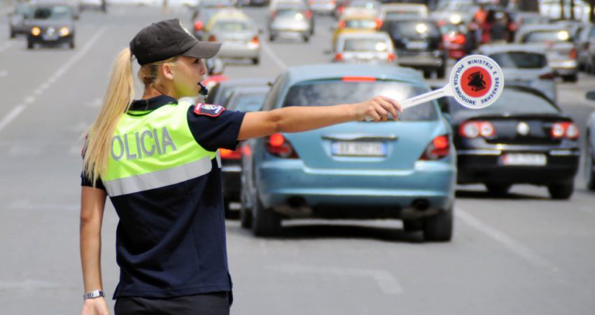 “Plas në verë, ngrin në dimër”- Efektivët e Policisë tregojnë peripecitë me uniformat 2800 euroshe: S’i lajmë dot në lavatriçe, u del boja