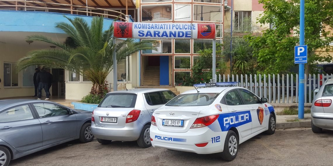 E rëndë në Sarandë, policia i shoqëron djalin, ndërron jetë nga infarkti babai i tij biznesmen