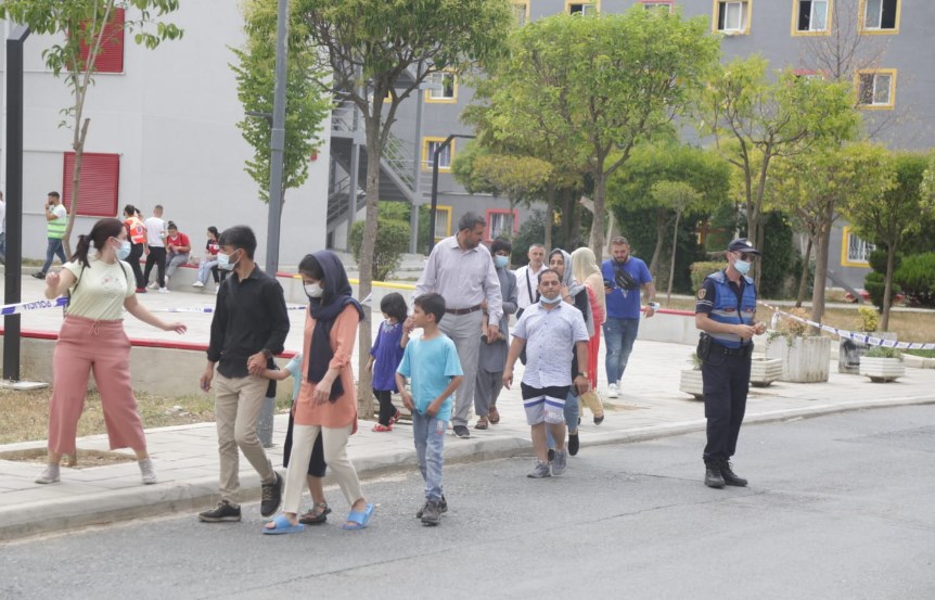 Larg të shtënave dhe kaosit: Dita e parë e afganëve në “Qytetin Studenti” (Foto)