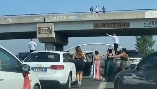 VIDEO/ “Talebanët në Albanistan”! Po merrte nusen dhe qëlloi me breshëri kallashnikovi nga ‘Range Roveri’ në autostradën e Laçit, shpallet në kërkim autori nga Kurbini