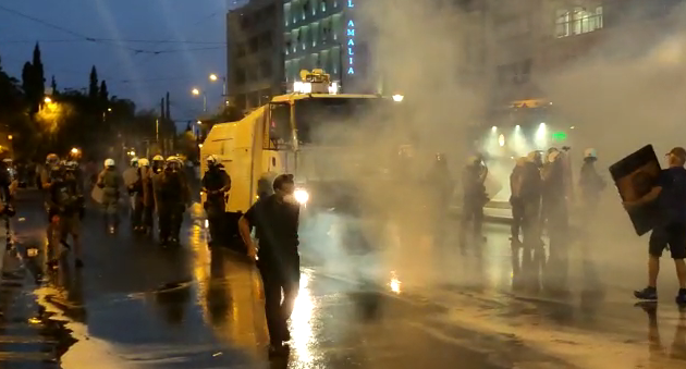 Shndërrohet në dhunë protesta në Greqi: Tym dhe flakë, gaz lotsjellës ndaj protestuesve!