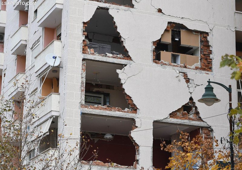 Tërmeti: Ja 28 pallatet që do të shemben në Tiranë dhe do të ndërtohen godina të reja! Kontraktohen 3 kompani të mëdha ndërtimi