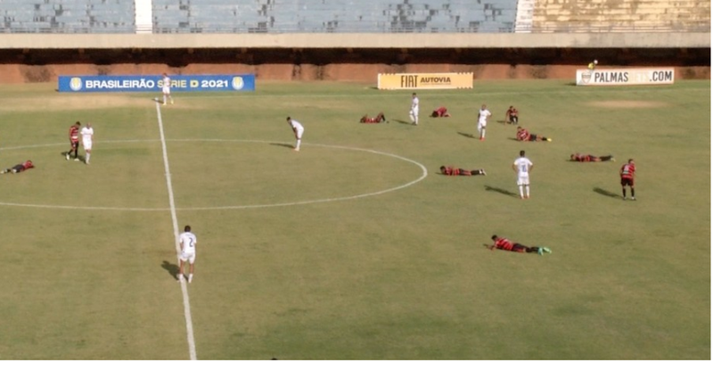 Video që po ‘thyen’ rrjetin/ Bletët sulmojnë fushën: Futbollistët braktisin ndeshjen dhe bëjnë veprimin e menjëhershëm