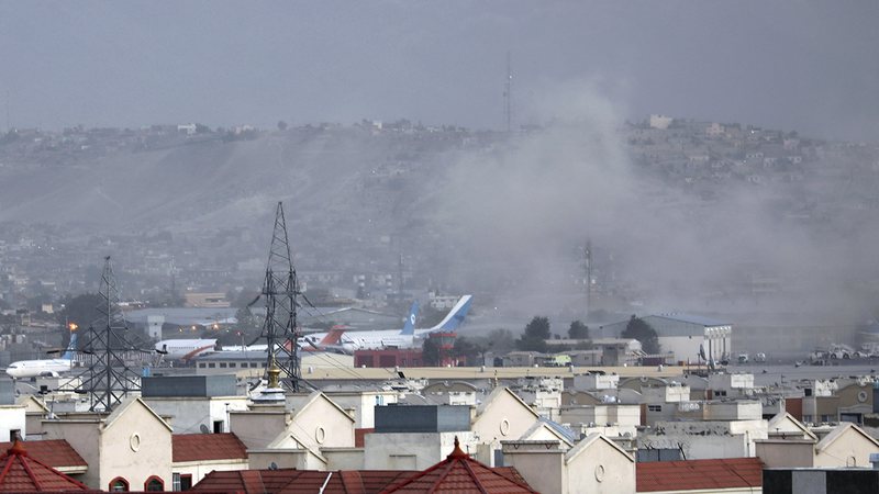 Shpërthim i fortë në aeroportin e Kabulit: Retë e zeza të tymit mbulojnë ndërtesat