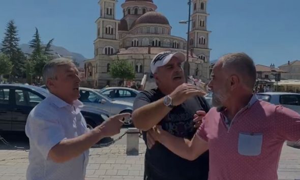 Video/ Qytetarët e Korçës i tregojnë vendin Kujtim Gjuzit! Je i paguar