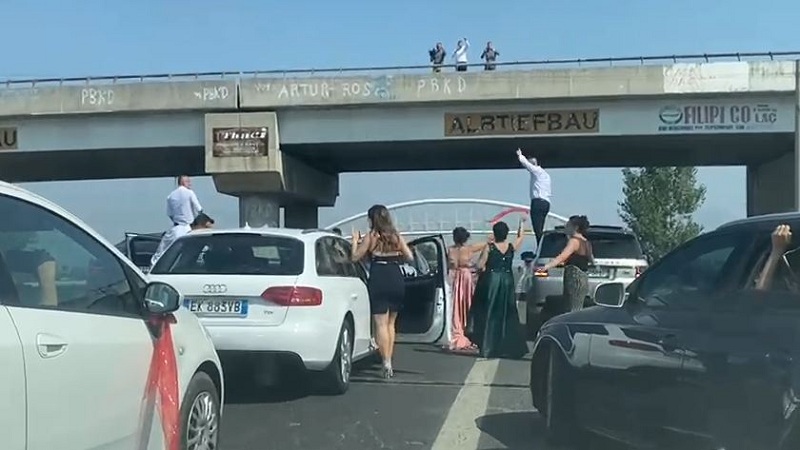 VIDEO/ Dasmorët bllokojnë autostradën drejt Laçit, i’a marrin valles në mes të rrugës