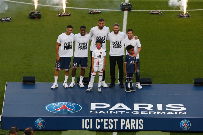 Spektakël në “Parc des Princes”: PSG prezanton Messin, Ramosin e Donnarumman, tifozët në festë