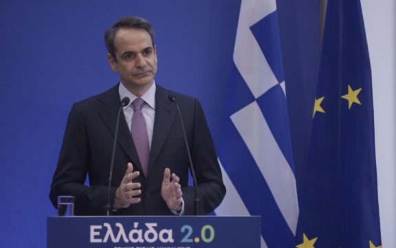 Gjendja e zjarreve në Greqi kritike, Mitsotakis: Po vijnë erëra të forta, na pret një natë e vështirë