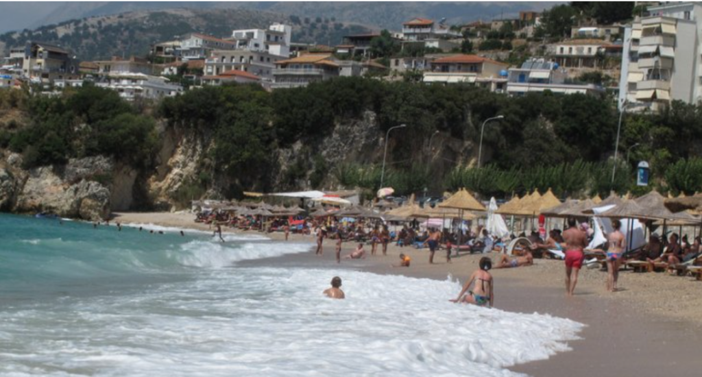 VIDEO/ Serbja ankohet për plazhet në Shqipëri: Papastërti, erë e keqe dhe mbeturina