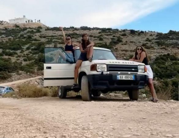 Foto mbi “Land Rover” e marrë me qera! Çfarë publikuan 22-vjeçarja dhe dy të rejat italiane disa orë para aksidentit tragjik në Qafë Muzinë?!