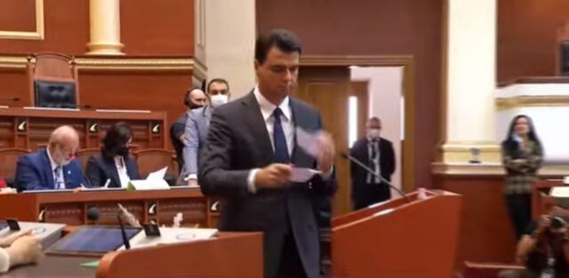 PD fillon me veprime qesharake votimin në parlament në zgjedhja e Lindita Nikollës si kryetare Kuvendi:  Shihni kllounët dhe si reagon Rama kur Lulziu grisi fletën e votimit