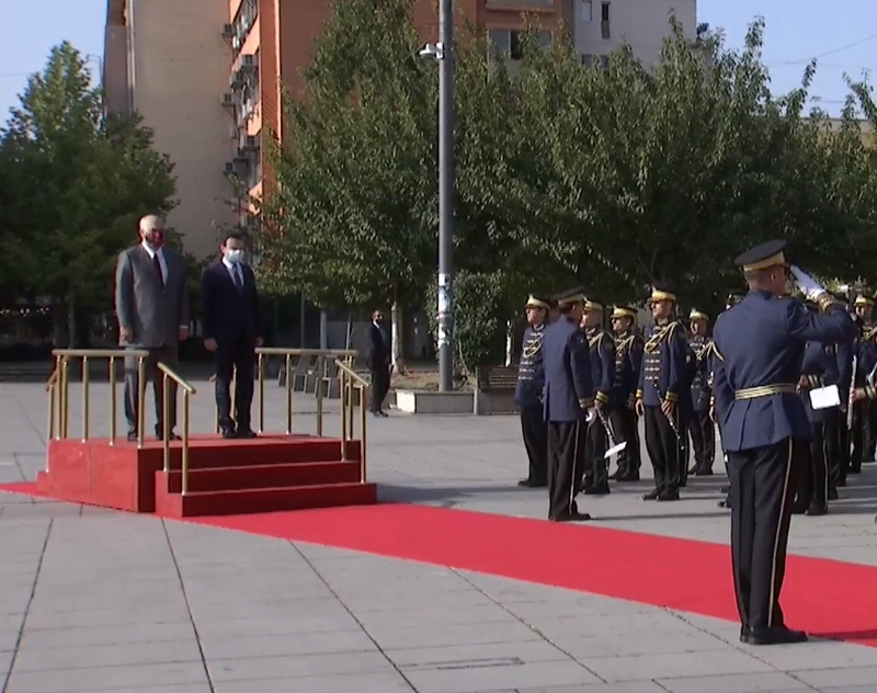 Kryeministri Edi Rama mbërrin në Kosovë, dalin pamjet nga ceremonia e pritjes që Albin Kurti organizoi për të (VIDEO-LIVE)