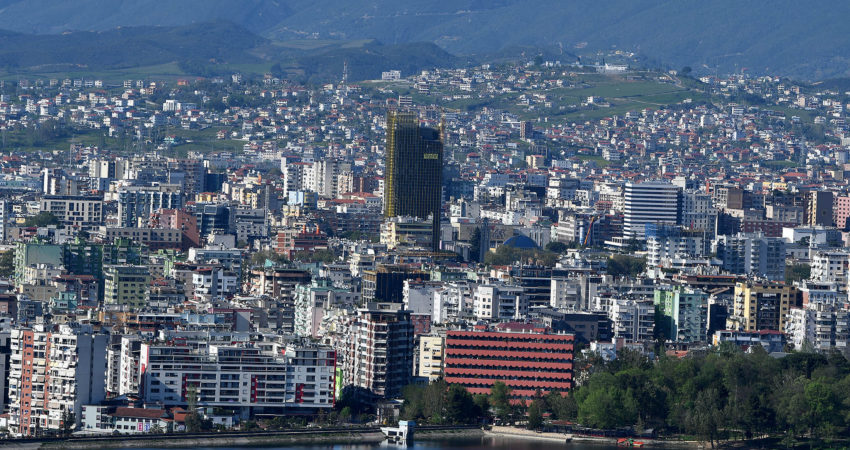 Të blesh shtëpi në Shqipëri, bëhet më e vështirë: Çmimet u rritën me 30 përqind, por pagat vetëm 5 përqind