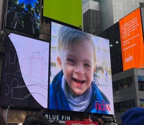 Djaloshi shqiptar ekspozohet në ekranin gjigand të “Times Square”