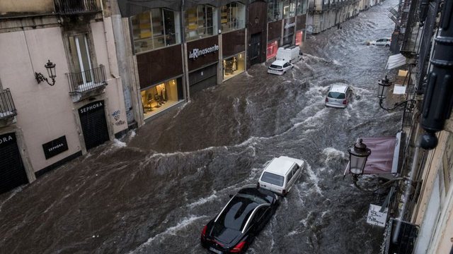 Alarm i kuq/ Dallgë 4 metra dhe erë 100 km/h, flasin ekspertët: Fenomeni i çuditshëm! Ja çfarë drejtimi do marrë uragani (FOTO)