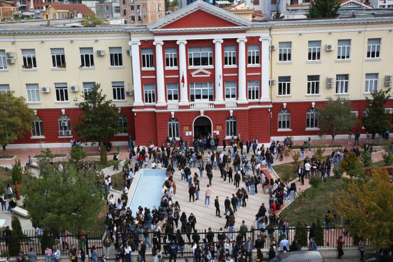 Situatë kaotike në universitete, studentët e pavaksinuar nisin protestat, disa fakultete refuzojnë urdhrin e Manastirliut