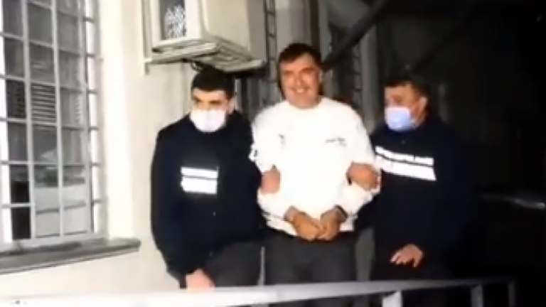 VIDEO/ Momenti i arrestimit të ish-presidentit Saakashvili pas kthimit të tij në Gjeorgji: Ja detaji që i’u ra në sy njerëzve!