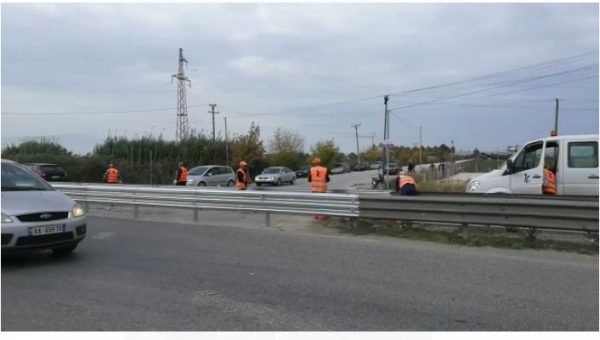 Bllokuan rrugën në shenjë proteste duke krijuar trafik të rënduar, hiqen barrierat në kryqëzimin e autostradës Lushnjë-Fier