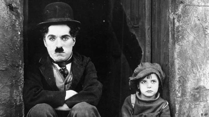 Një nga perlat e Charlie Chaplin: Qesh dhe bota do të qeshë me ty! Qaj dhe bota, duke të rrahur shpatullat, do të të lerë të qash