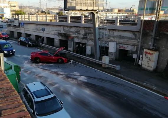 Shoferi ngatërroi frenat me gazin, “Lamborghini” luksoz përfundon në liqen