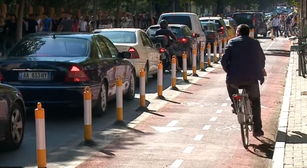 Korsitë e biçikletave kanë shtuar trafikun, në vend të pedalimit në Tiranë